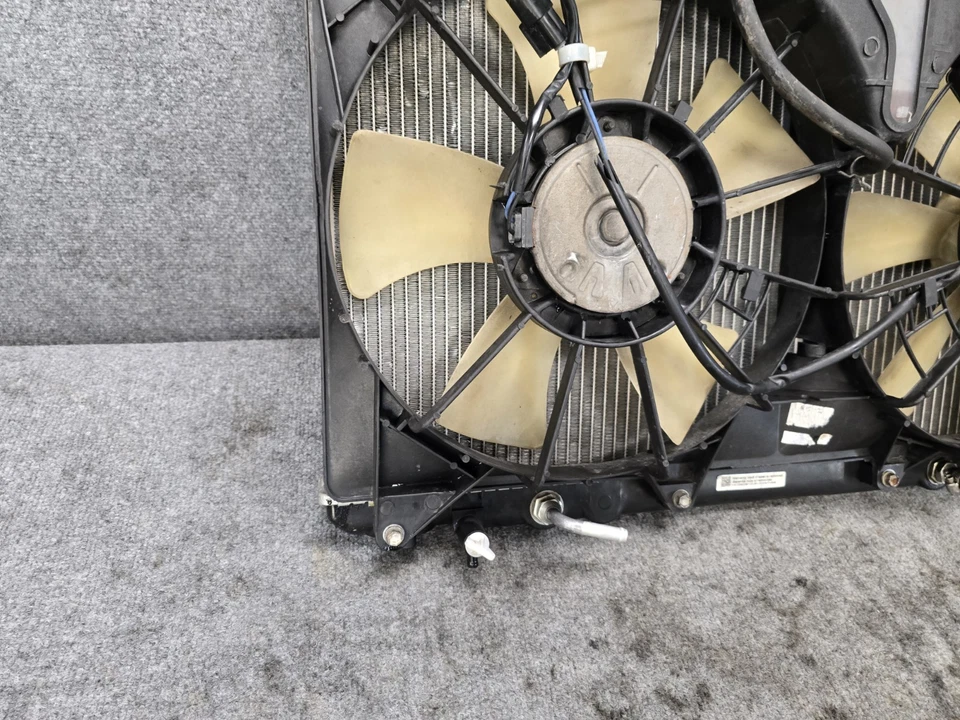 2001-2005 LEXUS IS300 OEM РАДИАТОР ОХЛАЖДЕНИЯ ДВИГАТЕЛЯ С КРЫШКОЙ ВЕНТИЛЯТОРА - Изображение 4 из 4