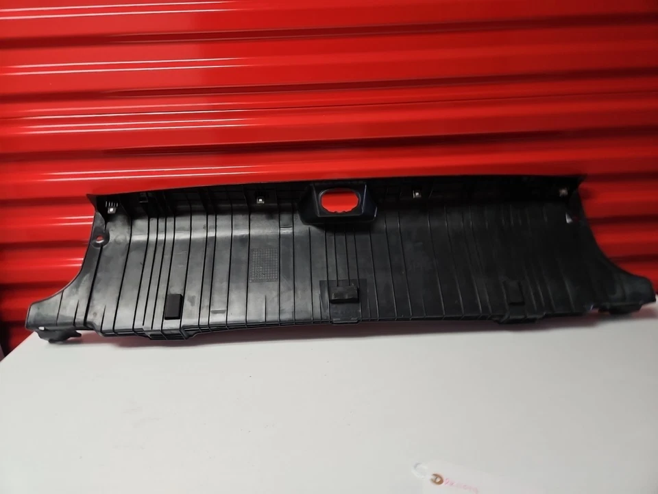 2014-2016 KIA CADENZA MALETERO TRASERO PESTILLO CUBIERTA UMBRAL PLACA DE DESGASTE 85770-3R000 OEM. Foto 3 de 4