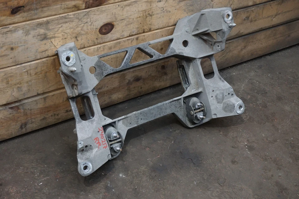 Rear Suspension Subframe Cradle OEM 15864493 Chevrolet Corvette C6 Zo6 2006-2013 Foto 3 de 4