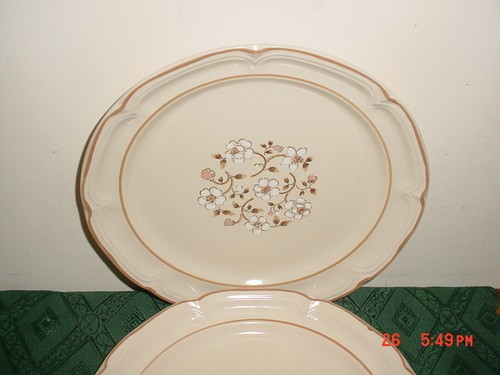 2-PIECE COVINGTON EDITION "IDLEWILD" LARGE 10 3/4" DINNER PLATES/CREAM/SALE! - Picture 3 of 6