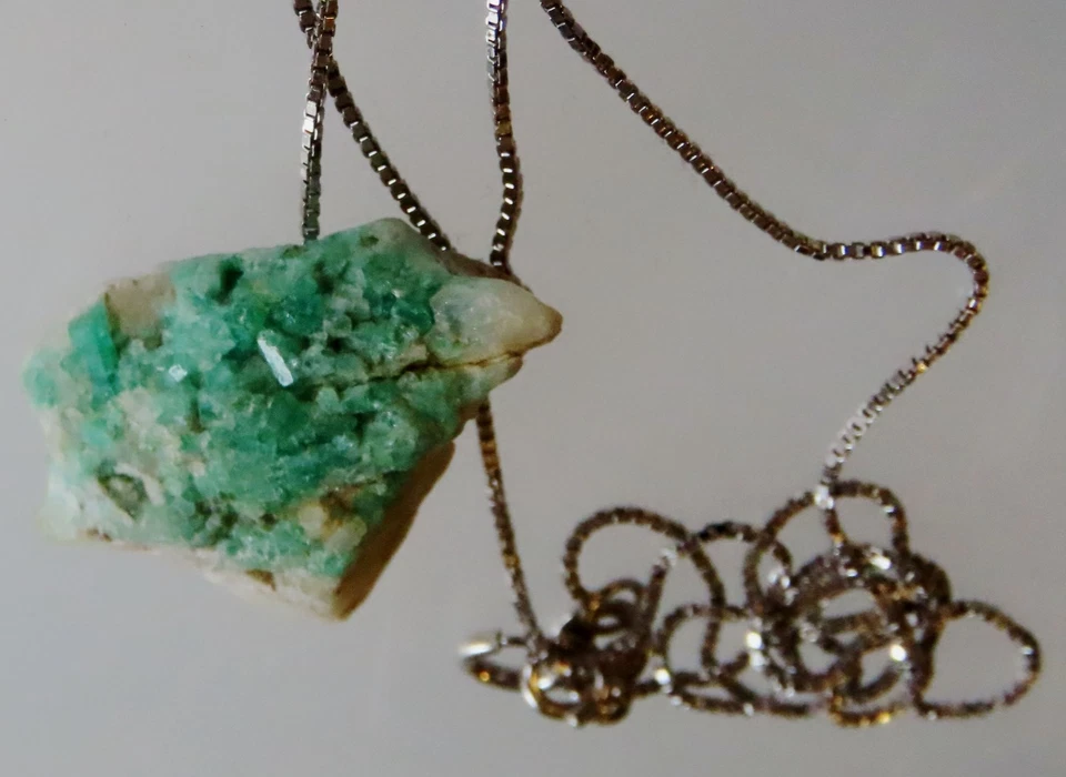 Ciondolo in argento con smeraldo grezzo nella matrice - Immagine 2 di 4