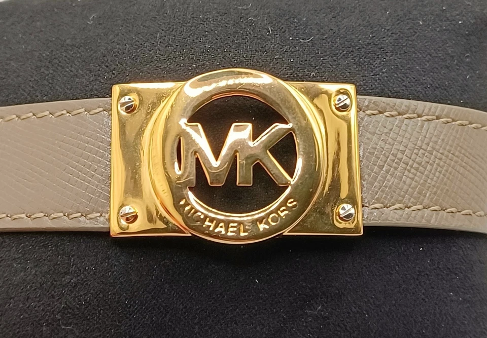Pulsera Michael Kors Fulton Cuero Marrón Con Placa Dorada Logo 6"-7.5" Foto 2 de 4