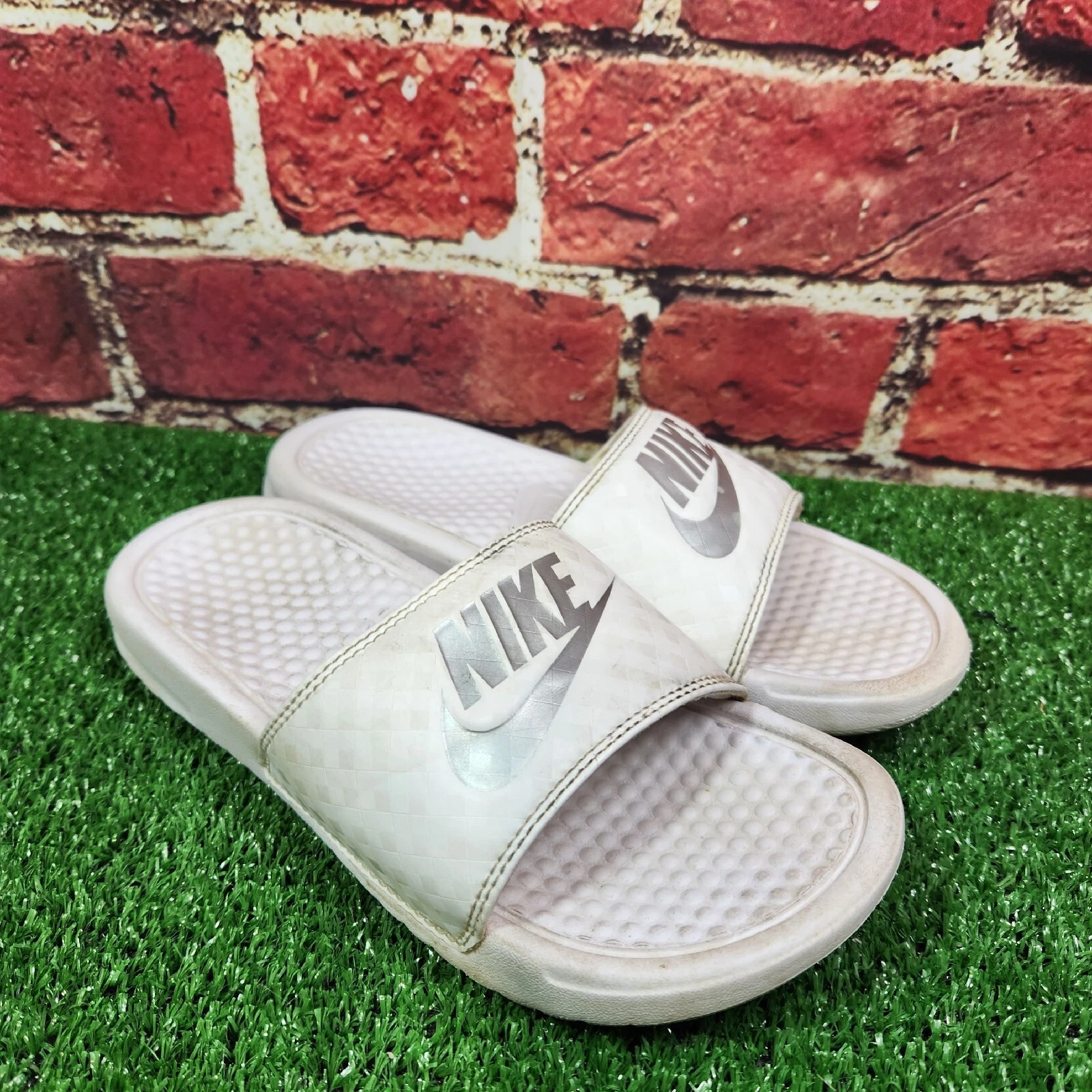 Scivoli Nike da donna taglia 5 bianco e grigio 343881 102