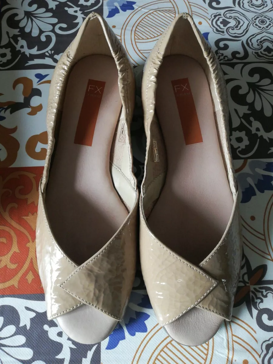 Scarpe vernice shop rovinate
