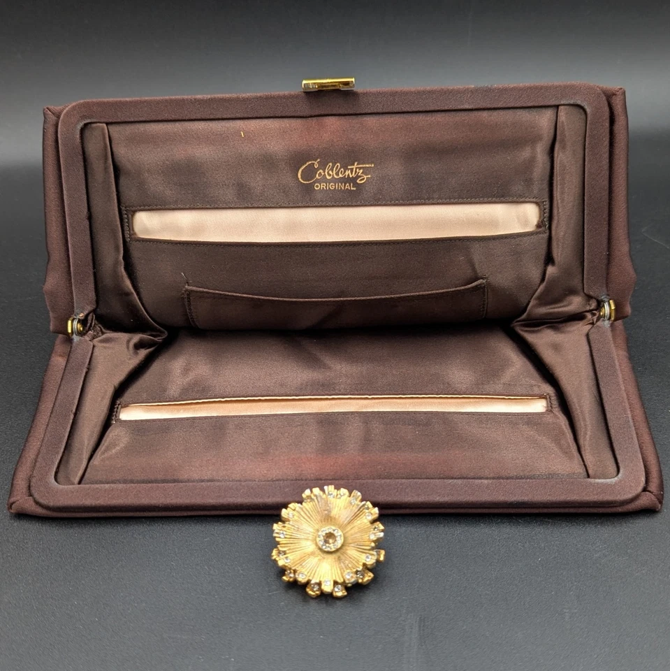 Cartera sin asas marrón satinado con cierre dorado y estrás 9" x 6" de colección Coblentz original Foto 3 de 4