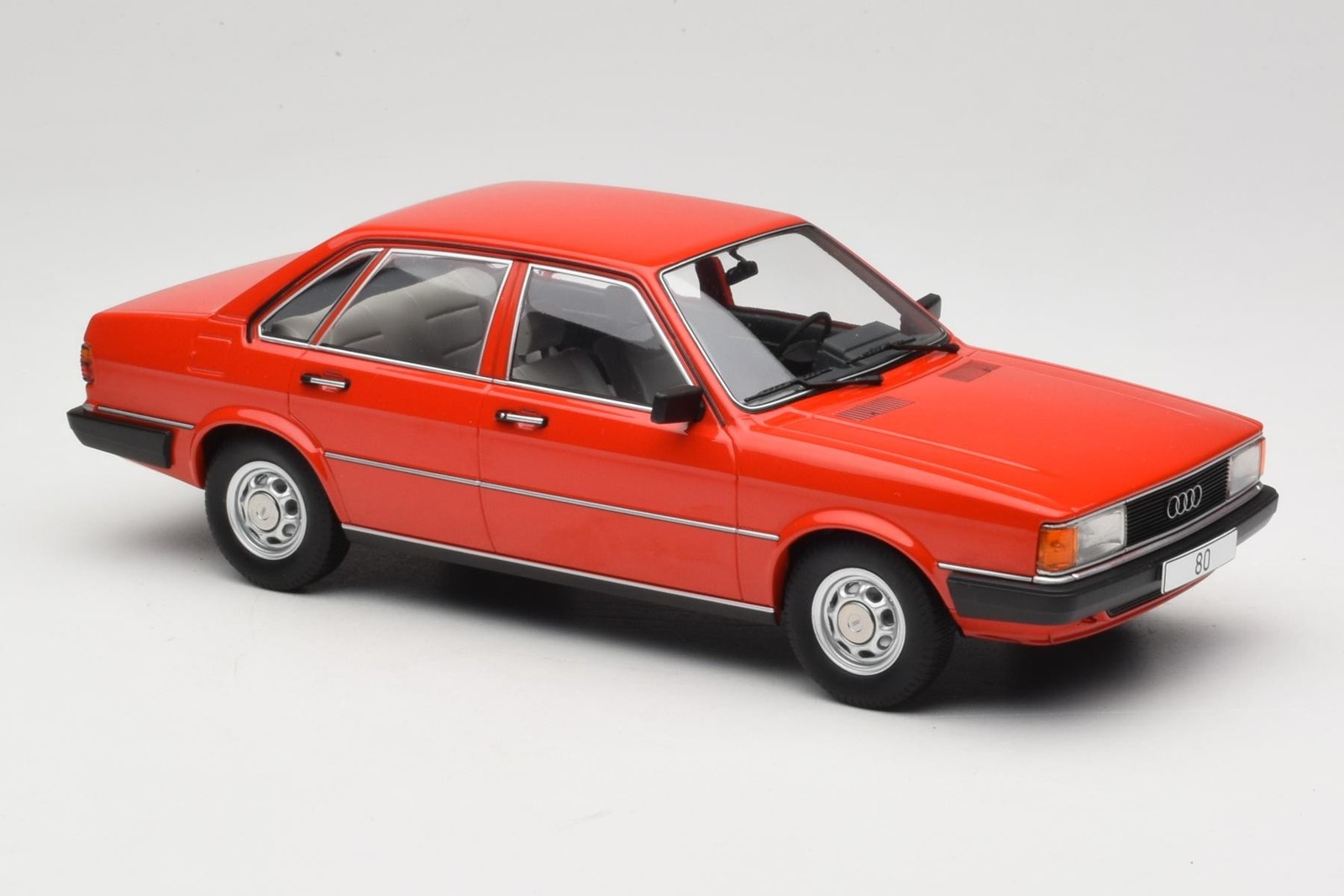 MCG18526 Audi 80 B2 GLS Red MCG 1:18