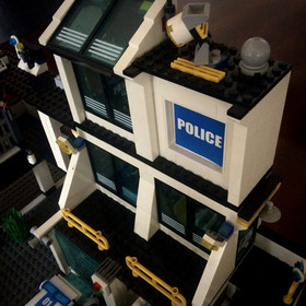 LEGO CITY: Police Headquarters (7744) W/INSTRUCTIONAL MANUAL 100% COMPLETE