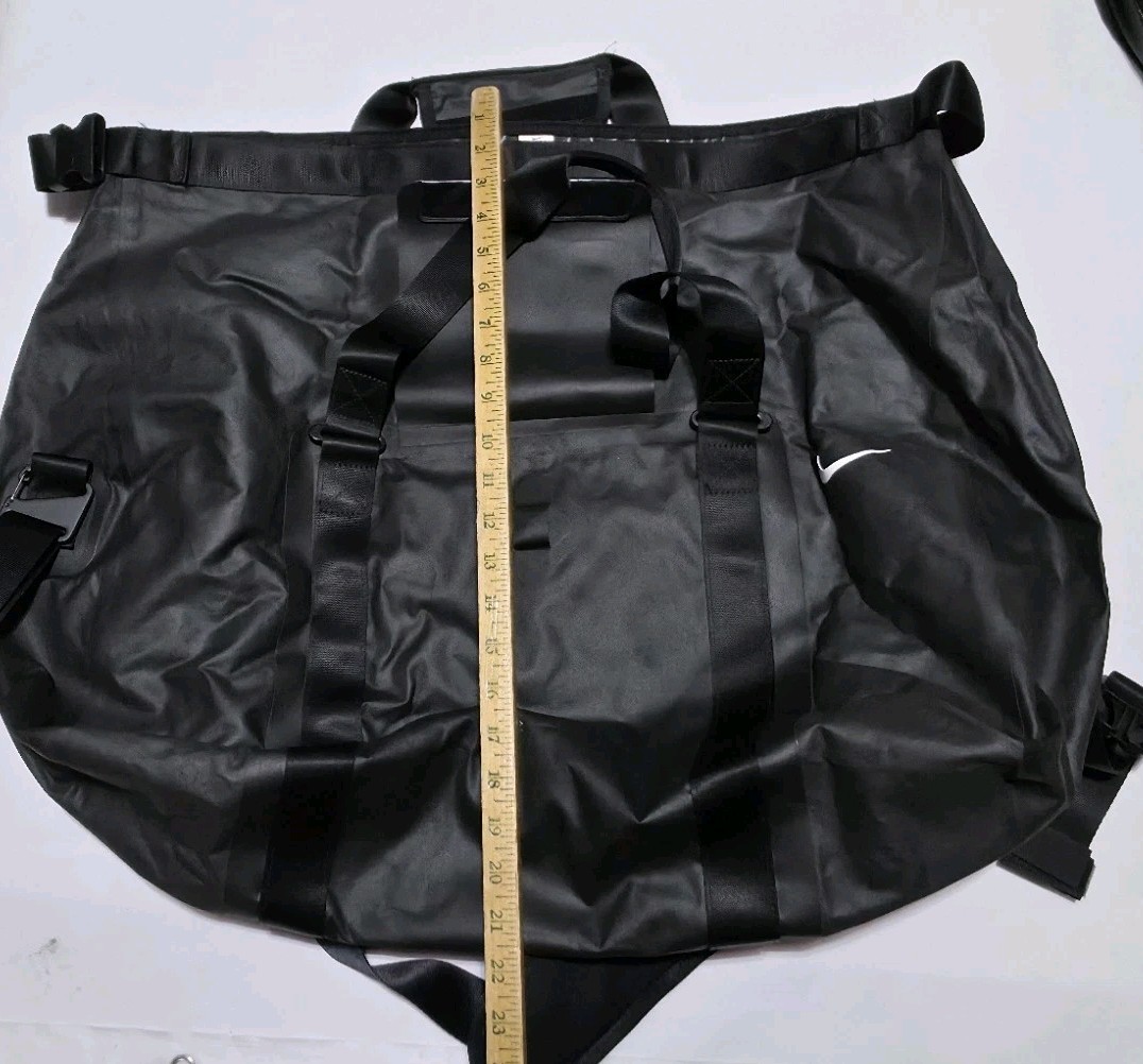 タイムセールNIke Eugene Duffel bag ボストンバッグ 新品 Nike Eugene Duffle Bag Basketball Soccer Football Fitness