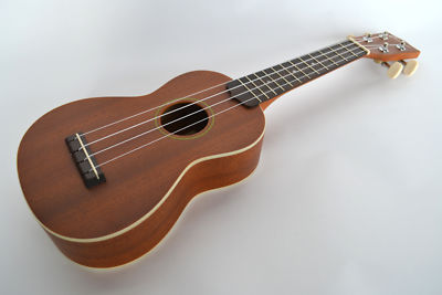 Sopran Akustische Ukulele in Satin-Finish mit Aquila-Saiten von Clearwater
