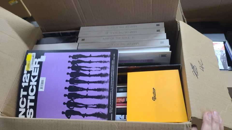 K-Pop Mystery Box - Random CDs & DVDs BTS, BLACKPINK, EXO TWICE & More Assorted Foto 2 de 4