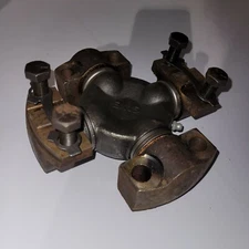 Two GM Ford 2051472 661805 UJ774 7C 25173810 Dana Spicer 5-7207 7202X U-Joints