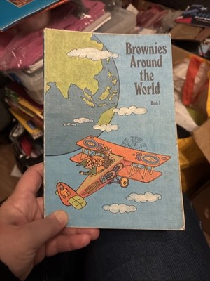Girl Guides Of Canada Brownies Around The World Buch 3 (innerer Teil auseinander)