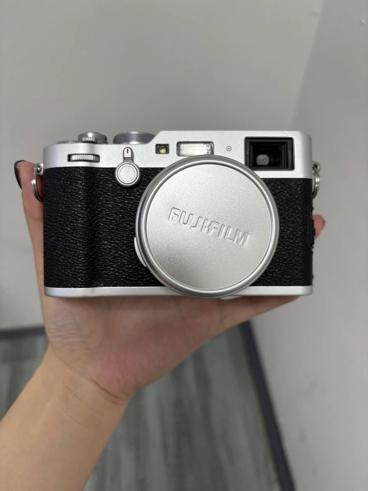 Cámara digital Fujifilm X100F 24,3 MP APS-C 100 % funcionando inglesa plateada Foto 2 de 4