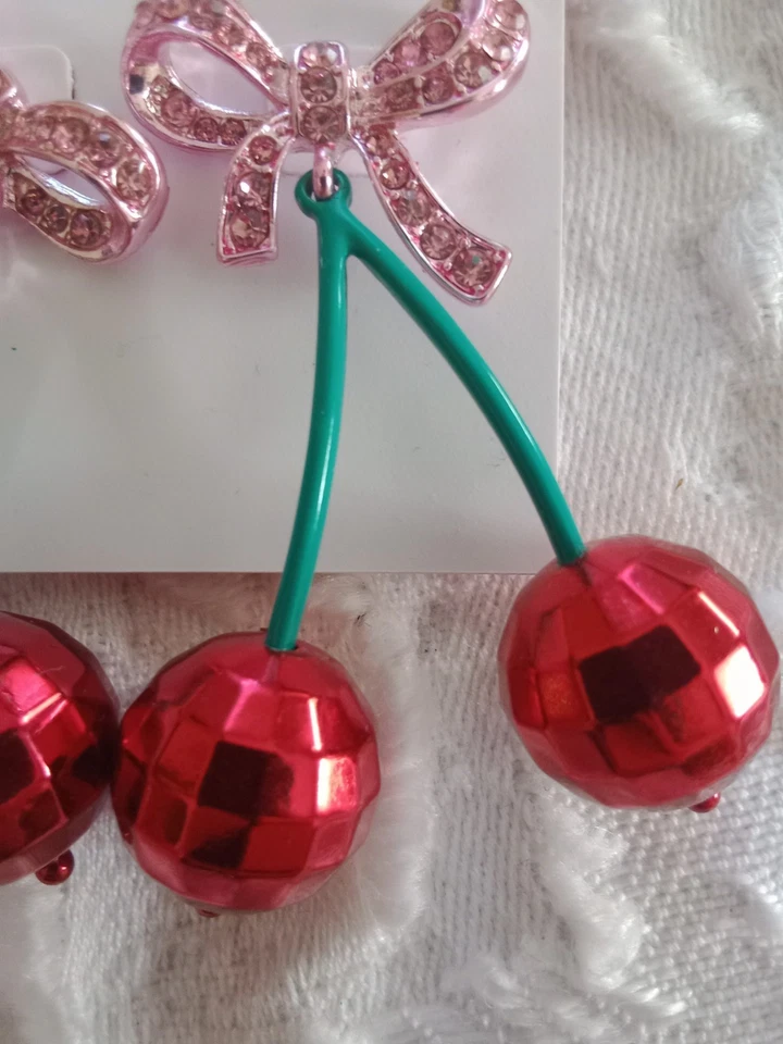 Pendientes colgantes Betsey Johnson bola discoteca cereza roja y rosa brillante con lazo • ¡Nuevos! Foto 3 de 4