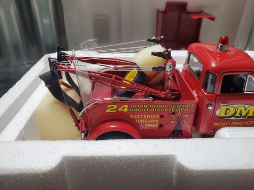 Danbury Mint 1953 Chevrolet Wrecker Tow Truck 1 Ton 1:24 Scale Diecast Red - Picture 6 of 12