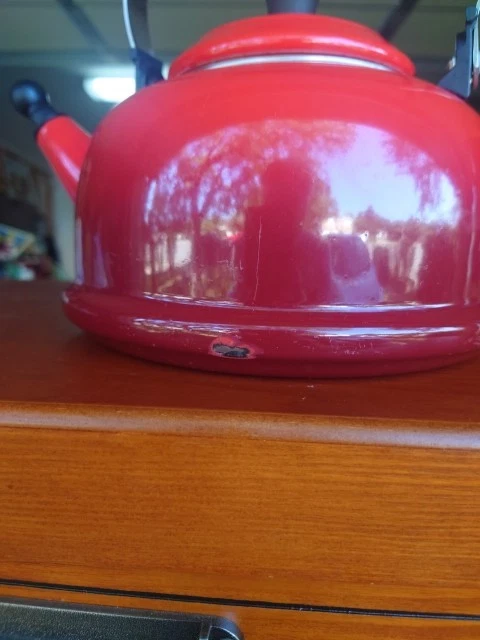 Tetera Le Creuset Zen Cerise Red Whistling 1,5 L 1,6 cuartos Foto 4 de 4