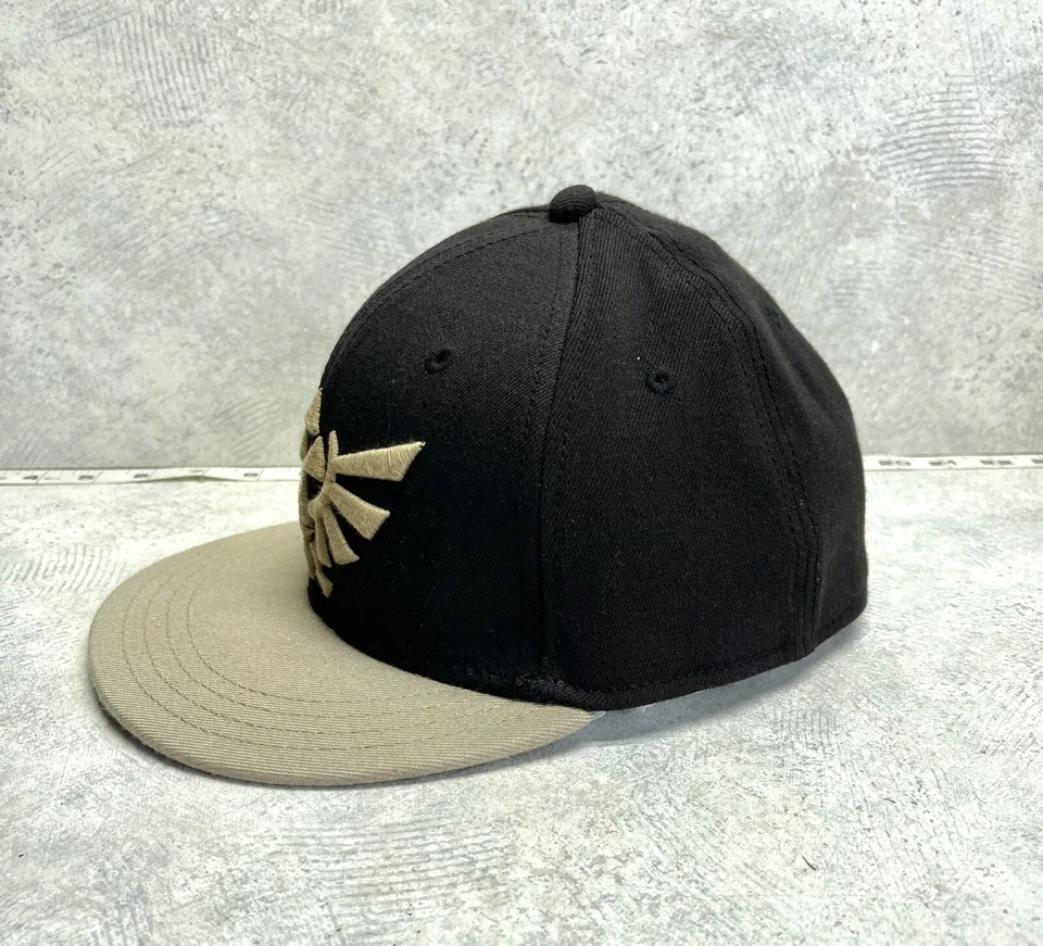 Бейсболка Nintendo черная и золотая Zelda Triforce облегающая кепка L/XL ЛИЦЕНЗИРОВАННАЯ - Изображение 3 из 4