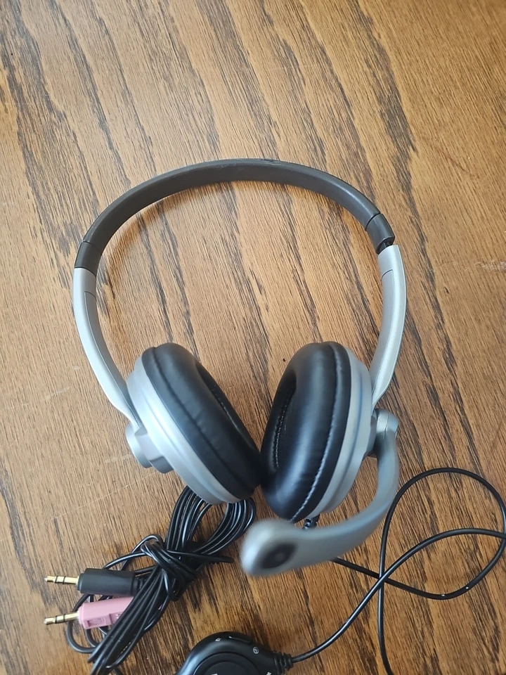Nice Logitech Headset with Microphone & Gaming Wired With Jack Connectors - Image 4 of 4