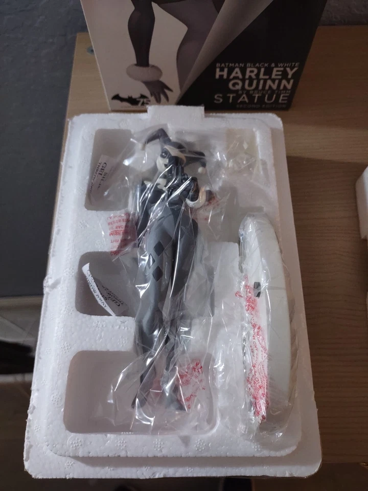Batman Black & White ~ HARLEY QUINN 2ND EDITION STATUE by Bruce Timm ~ DC Comics - Image 2 of 4