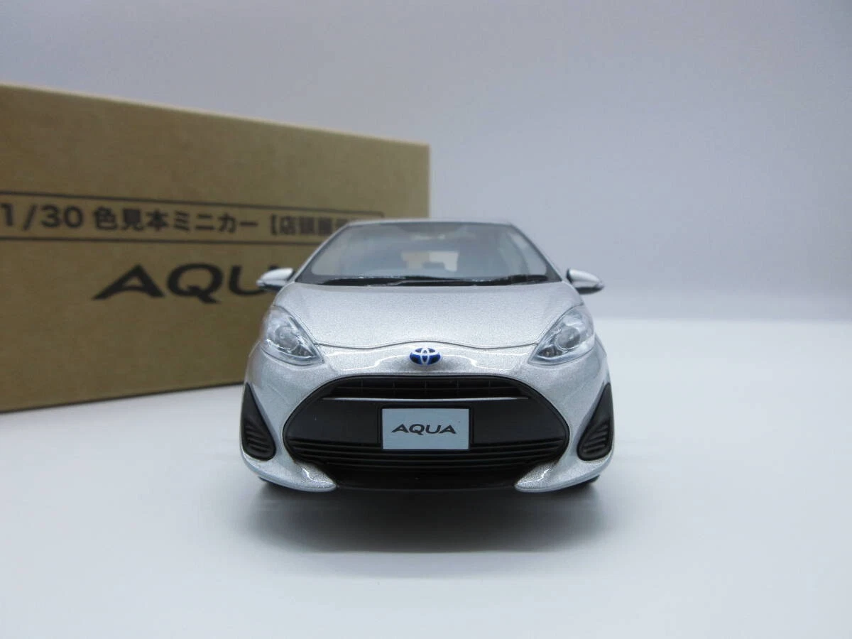 トヨタ - トヨタ　アクア　1/30 展示品　非売品 Amazon | 1/30 トヨタ アクア AQUA 前期 カラーサンプル 非売品