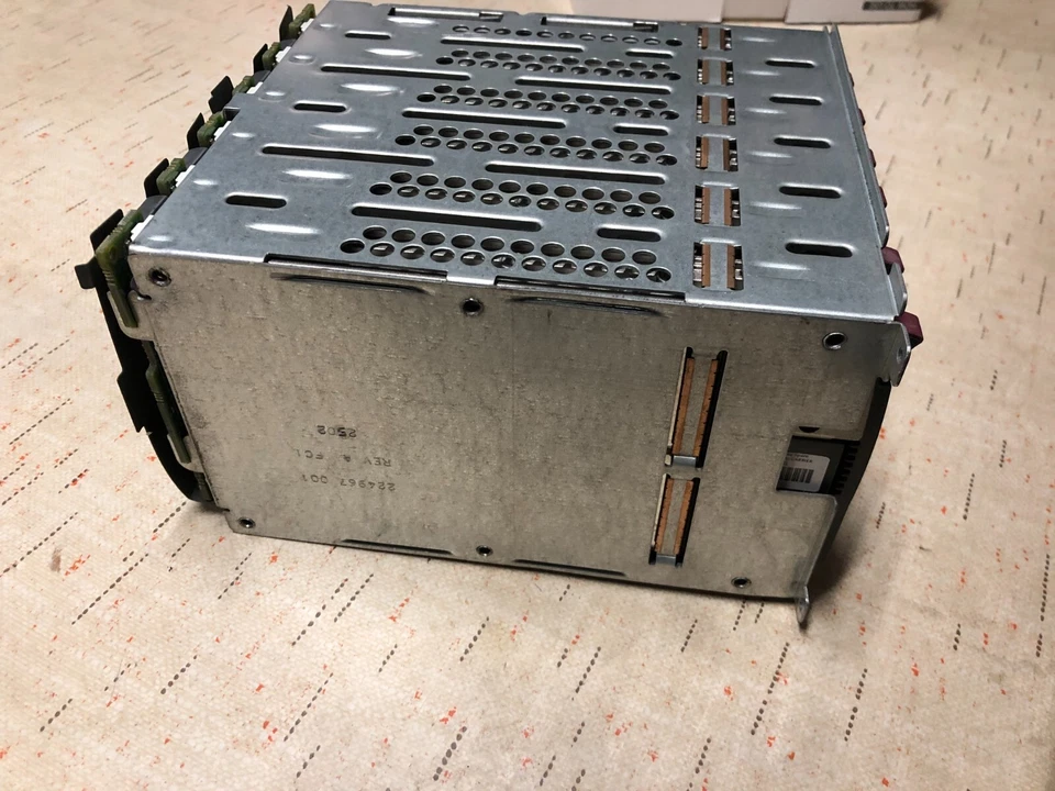 lotto di 6 hot swap hard disk compaq con case 224990-001 e backplane - Immagine 3 di 4