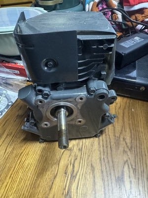 Briggs & Stratton Gas Engine Short block  491309  New In Box Threaded Crankshaft