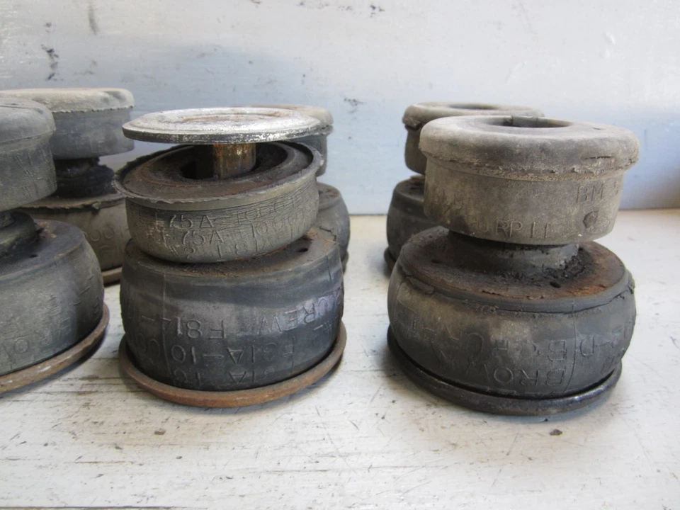 Крепление кузова с металлической кабиной и резиновая втулка для Ford F250 F350 1999 - 2007 годов выпуска. OEM - Изображение 2 из 4