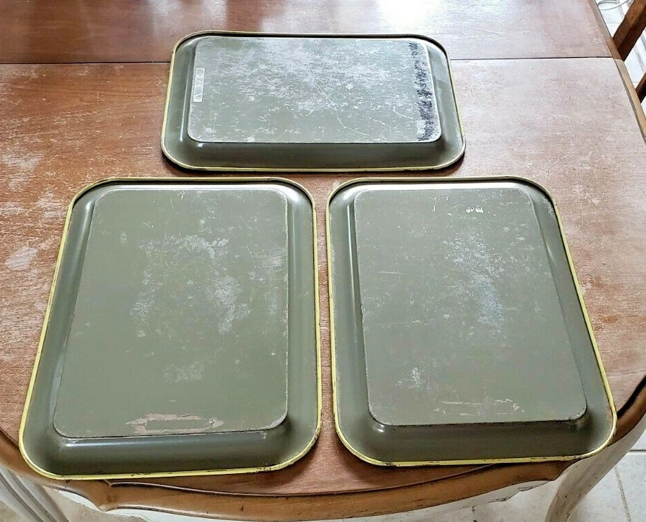 VINTAGE SET OF 3 METAL RECTANGULAR SERVING TRAYS RED WITH LEAVES TOLE WARE - Image 2 of 4