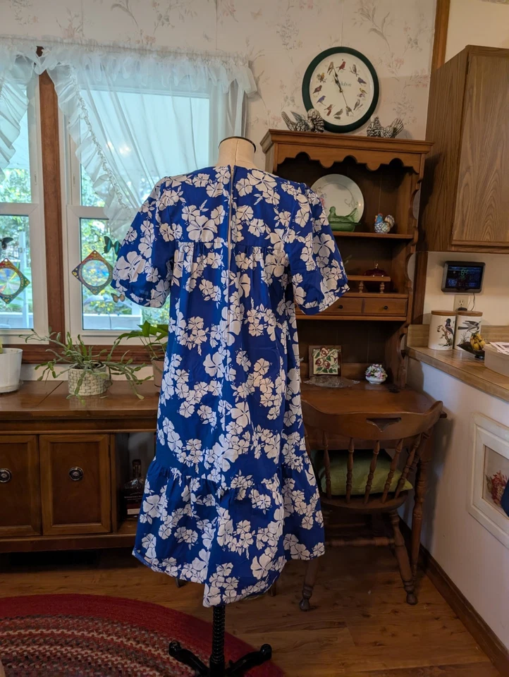 (M) Vestido de sol hawaiano vintage años 70 Helena's de HAWAI azul y blanco floral Foto 4 de 4
