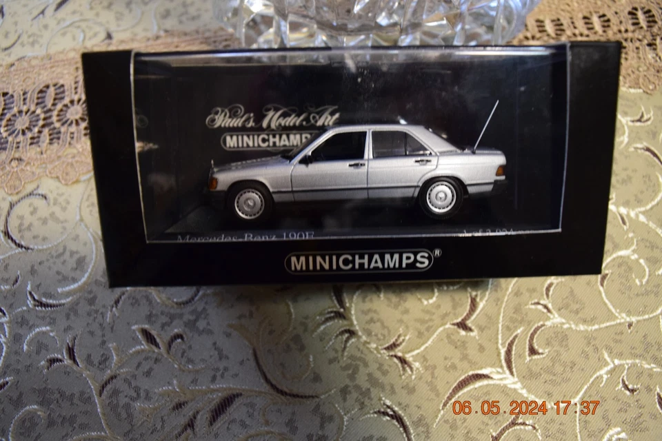 Mercedes-Benz 190E Silbergrau Minichamps [400 034101] - Image 3 of 4