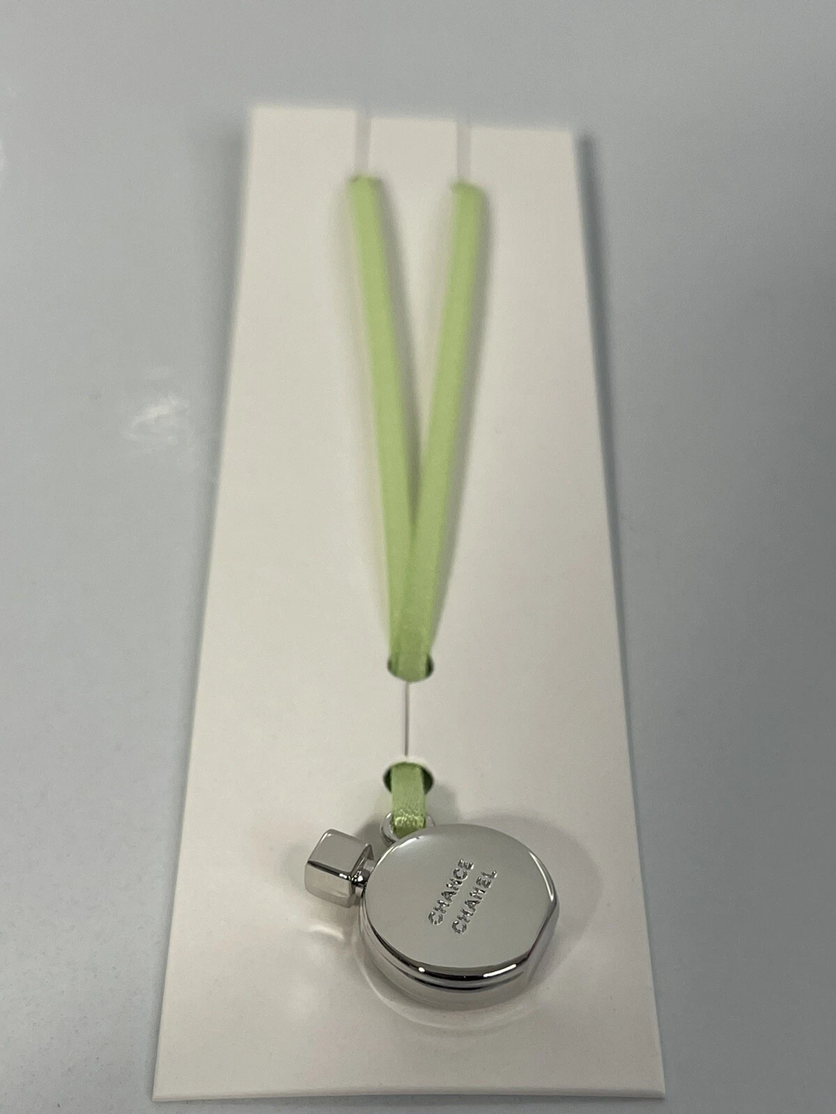 CHANEL Ciondolo Chance Holiday Chance su nastro