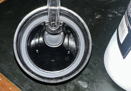 Owala FreeSip 24 oz bottiglia d'acqua in acciaio inox - elegante, bianco con coperchio nero - Foto 5 di 5