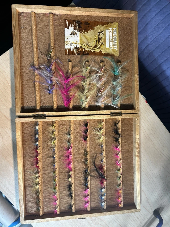 Señuelos de pesca con mosca de alta calidad de los años 60 de colección en caja de madera 104 piezas #620-Y Japón Nuevo de Lote Antiguo Foto 2 de 4