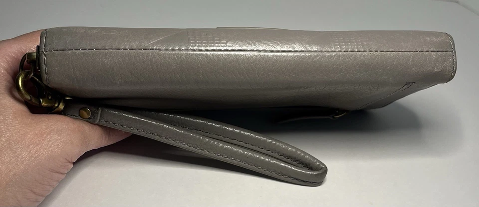 Cartera para mujer Fossil con cremallera alrededor cuero gris patrón diamante Foto 3 de 4