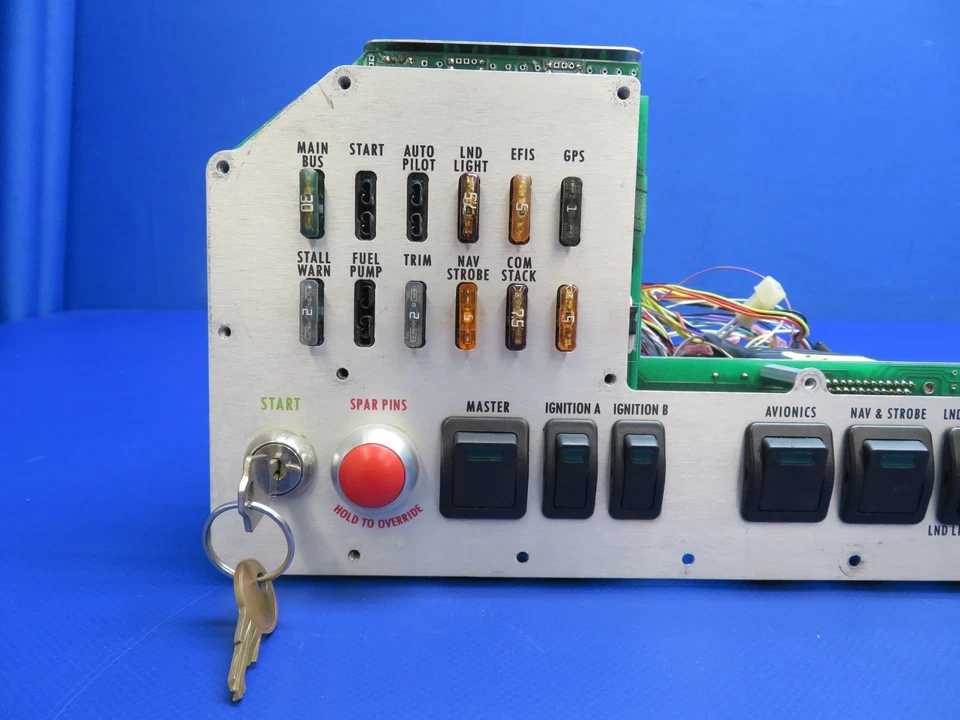 Interruptores, fusibles, panel de encendido Vans RV-12 con llave y algunos conectores (1025-1717) Foto 2 de 4