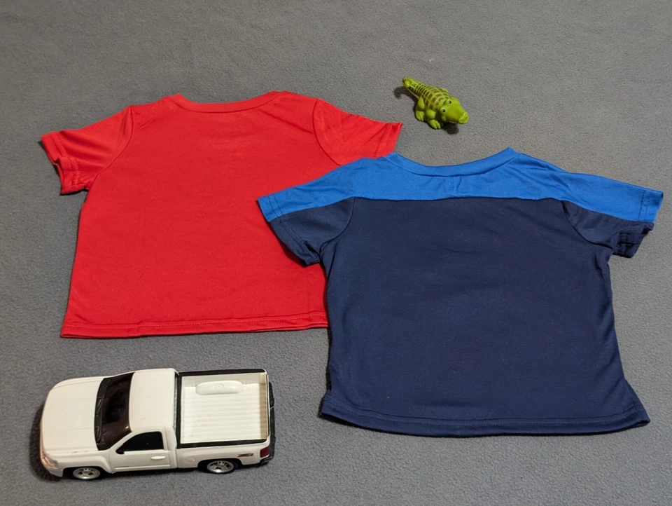 Paquete de 2 camisetas deportivas nuevas 12M azules y rojas para niños pequeños Okie Dokie Foto 4 de 4