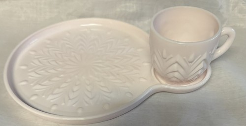 1950’s Jeannette Shell Pink Milk Glass Feather Snack Tray and Cup Set - Picture 2 of 6