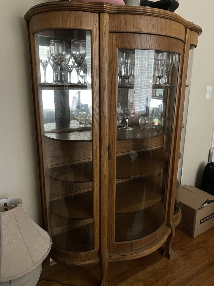 Antiguo gabinete de curiosidades China frontal y lateral de vidrio curvado roble tigre llave original Foto 3 de 4