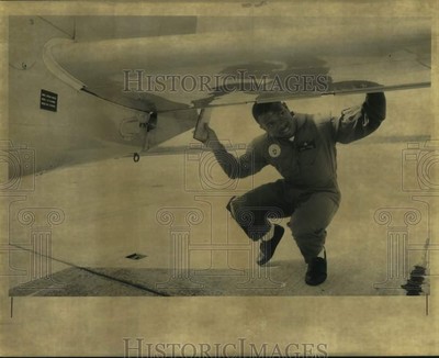 1992 Press Photo Damian Johnson checks the rear of plane in a pre flight checkup