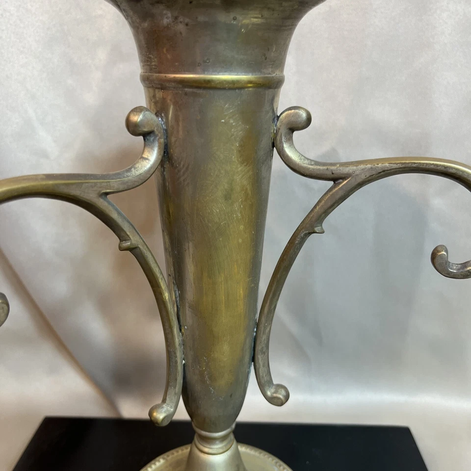 Jarrón plateado de 3 brazos se ve de latón de 10 pulgadas de alto y 8 pulgadas de ancho Foto 2 de 4