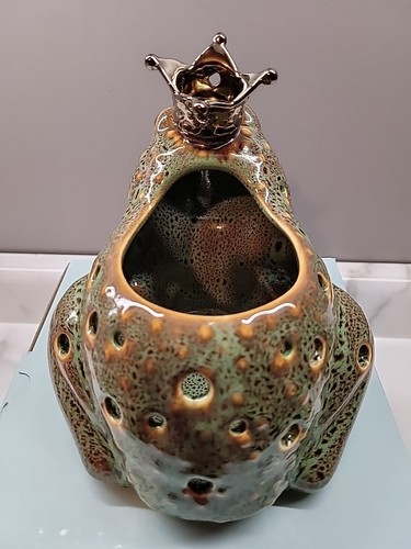 PARTYLITE Keramik Froschkönig mit goldener Krone Votivkerzenhalter 6" hoch P9742 - Bild 5 von 5