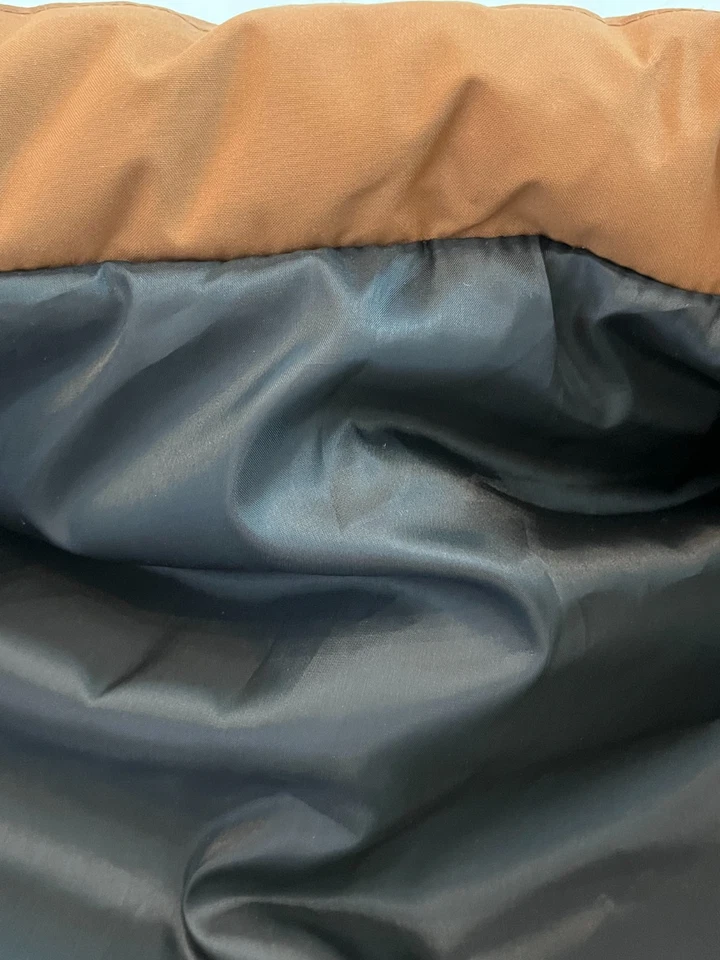 Colete acolchoado Gorpcore masculino médio marrom e cinza colorblock sem mangas bolsos com zíper - Imagem 4 de 4