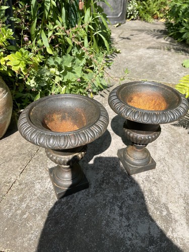 A Gorgeous Pair Of Miniature Cast Garden Urns. - 第 7/16 張圖片