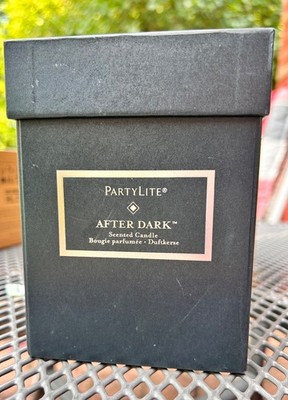 Partylite After Dark Duftkerze Leather Musk mit Satinsäckchen in Geschenkbox