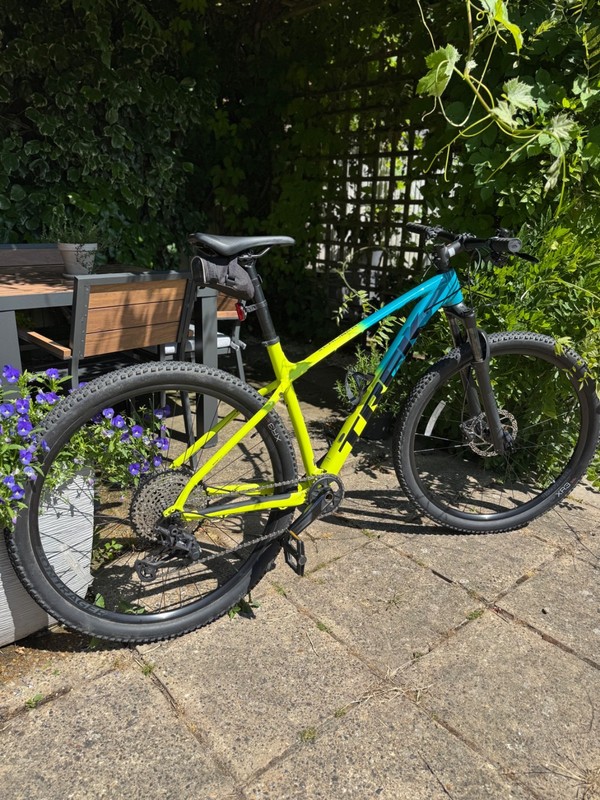 Trek X- Caliber 9 mountain bike -Large , 29 inch wheels