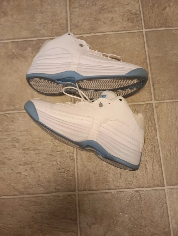 Zapatos de baloncesto Jumpman Jordan blancos y azules para hombre talla 11 Foto 4 de 4