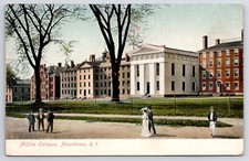 Providence Rhode Island ~ 3 miembros de la facultad? Chat Brown Outside Middle Campus ~ 1905