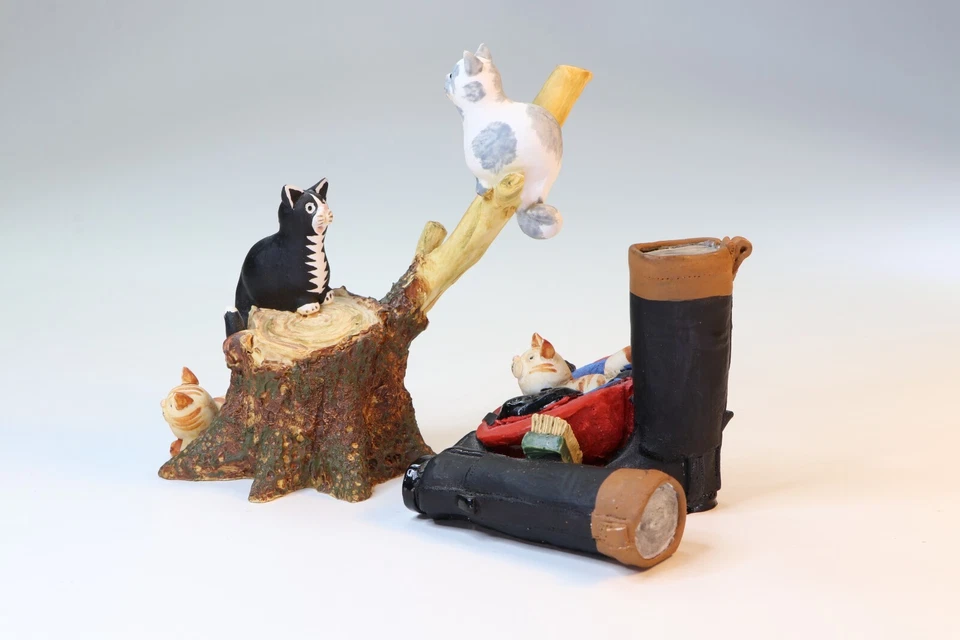 Vintage Peter Fagan Adorables Cats on a Tree Stump Handpainted Scotland GC - Image 2 of 4