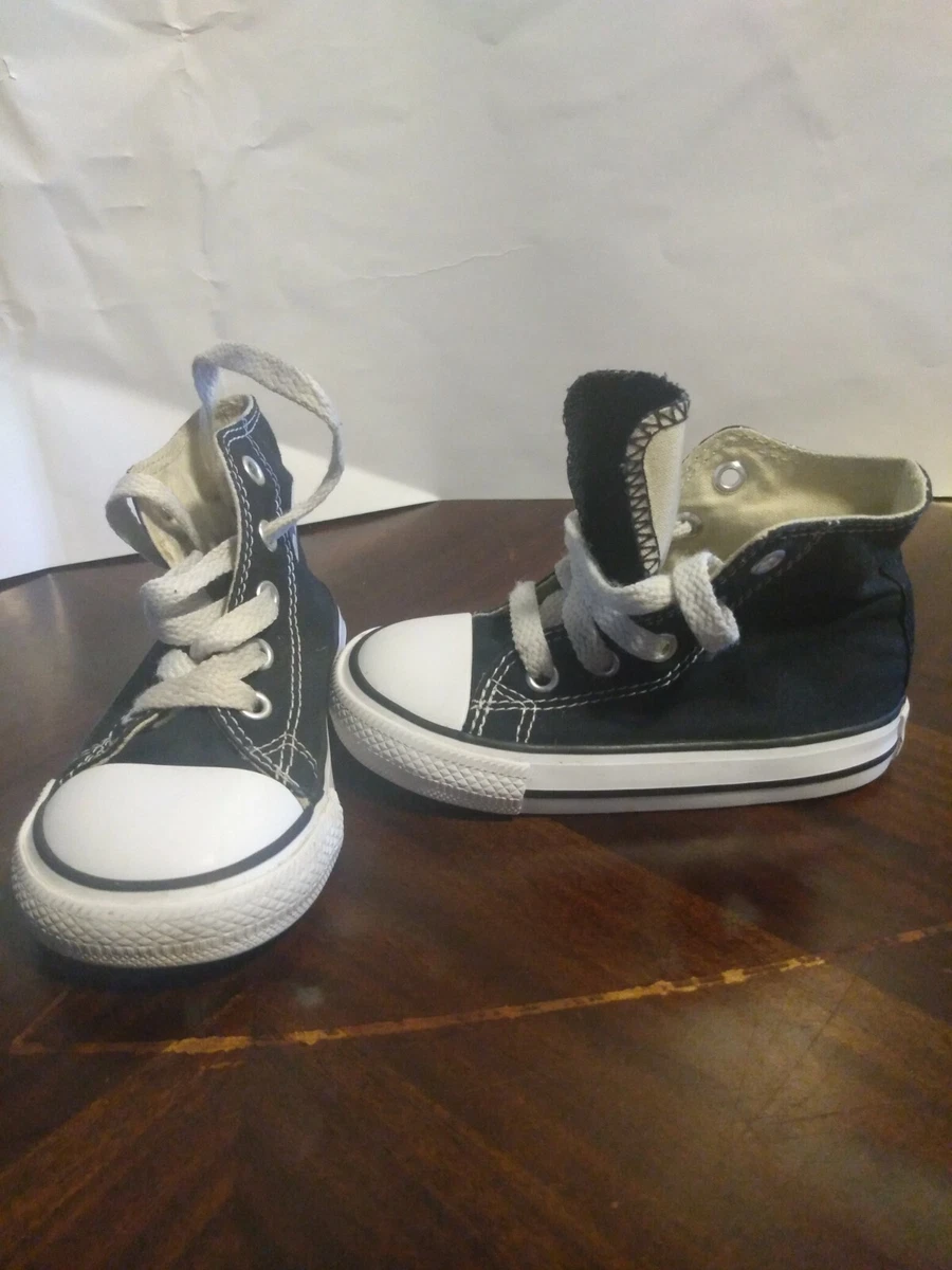 Size 6 Converse All Star top Shoes |