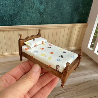 Dollhouse Miniatures Furniture Old Bed 1:24 With Mattress Royal